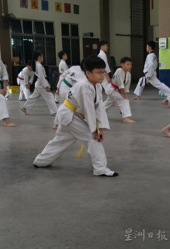 林碧秋大儿子自7岁起，开始上跆拳道班。（受访者提供）