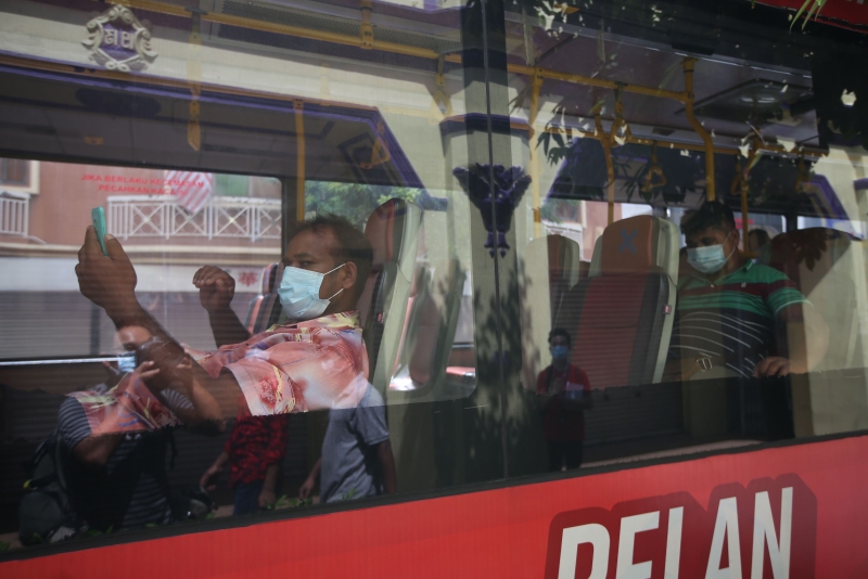 外出逛街采购的外劳多数是搭乘巴士或其它公交到达目的地。