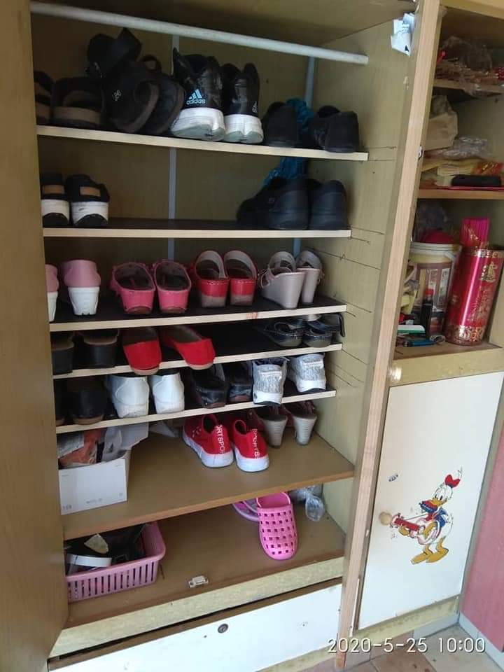 鞋柜内少了一双鞋子，相信被毛贼偷走了。