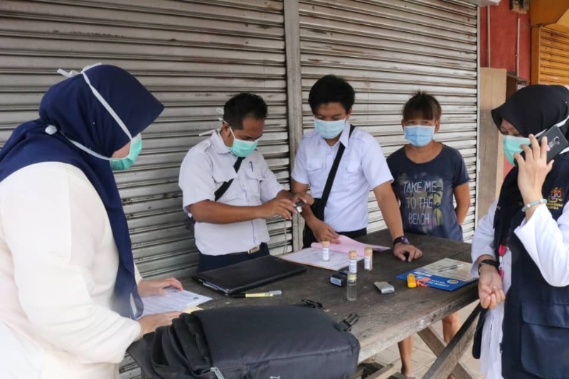 立卑卫生局官员捕捉滋生的蚊虫进行测验。
