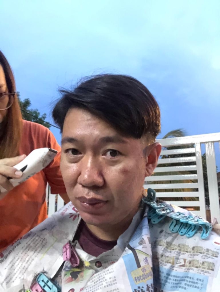 妻子彭真真首次为黄思敏理发。