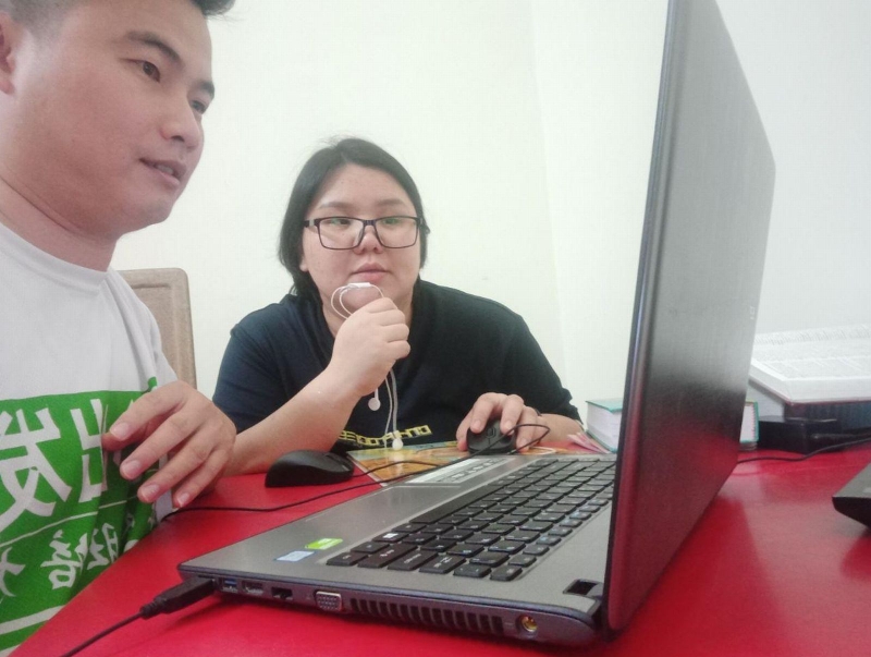 陈健雄（左）与妻子庄幼定一起配音，携手制作教学视频。