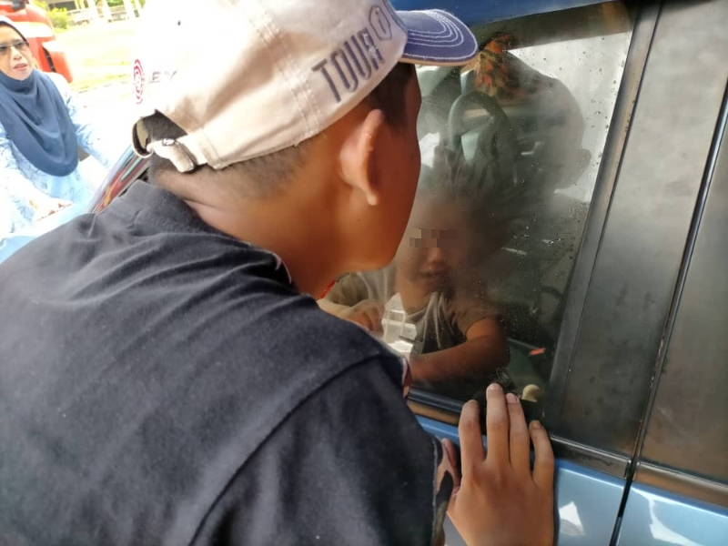 幼童被困在车内，家人只能在车外隔著玻璃望著幼童，而无法开门。