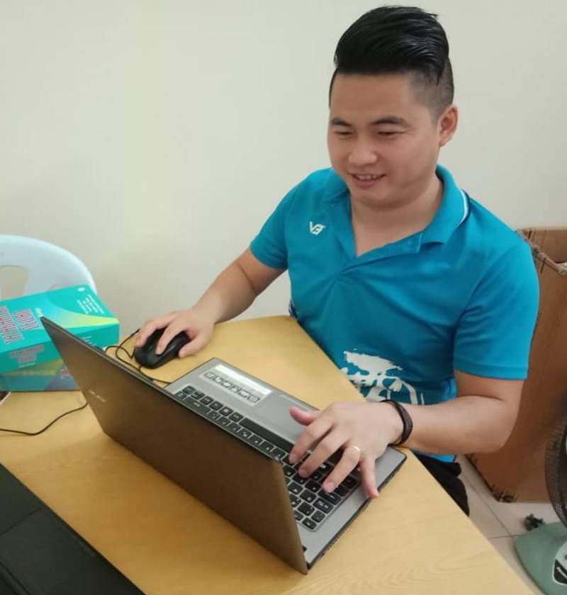 陈健雄在行管令期间录制教学视频，增添学生的学习乐趣。