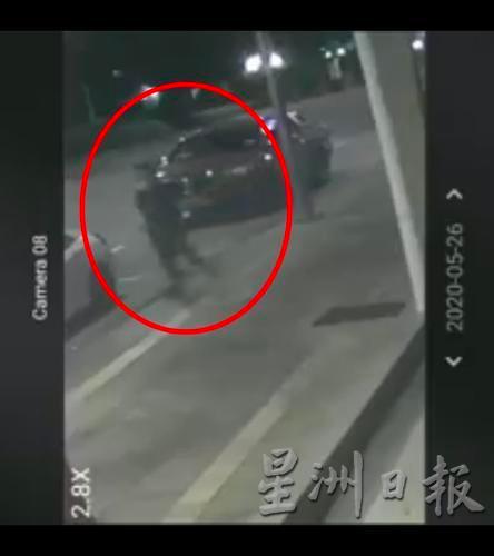 闭路电视画面显示，2窃贼从一辆四驱车走出并趋近事主的轿车。