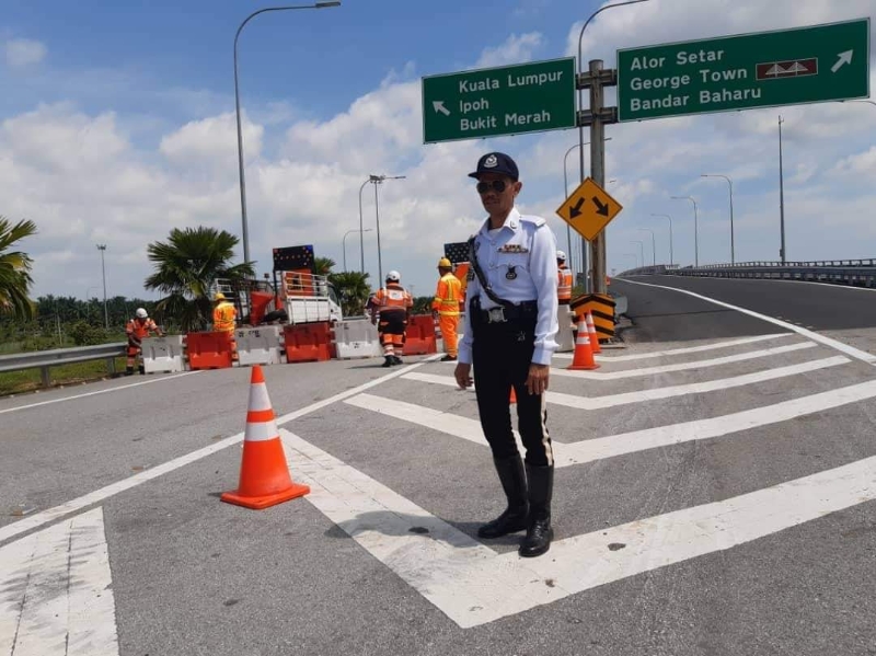 警方关闭南北大道阿罗邦士收费站的南下怡保、吉隆坡路段，严防民众钻老鼠道，闪避路障。