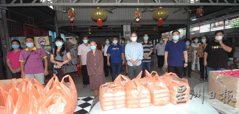 芙蓉拉杭新村派送素食行动获得妙音寺及家丽城美食中心贩商共赞助200包饭盒、150粒水果、糕饼等。