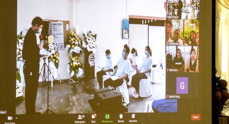 Huang Zhi Jia's children and students are joining the cloud memorial service through Xoom video-conferencing app. SIN CHEW DAILY