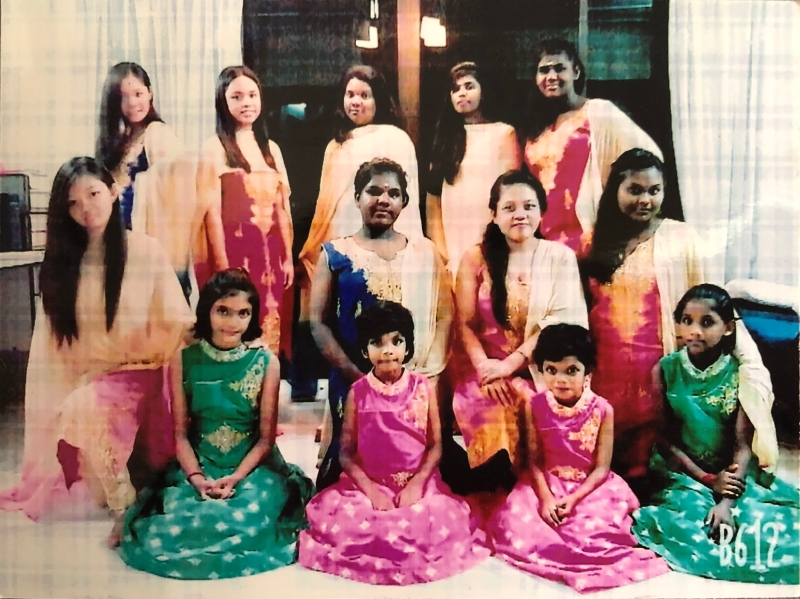 陈彦伊（中排左一）住在“爱心家园”期间，积极融入这里的生活，与来自不同背景的女生们一同庆祝屠妖节。