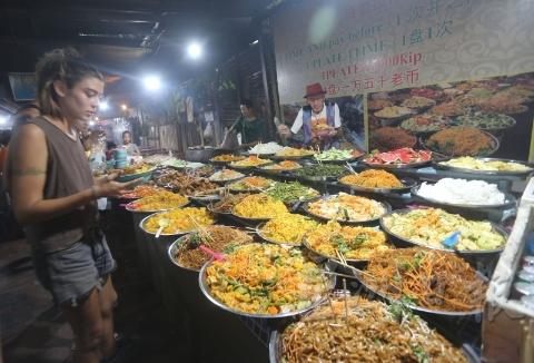 来到龙坡邦切莫错过夜市里的美食街，各种自助餐和特色菜肴值得一尝，但可要忍受烧烤的烟熏味。