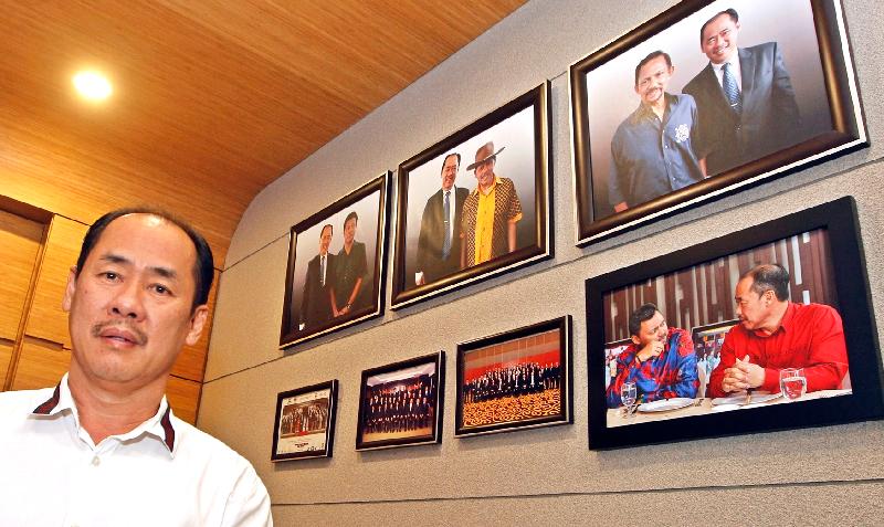 Jackson Ting has maintained a very cordial relationship with the Brunei royal family, and pictures of him posing with members of the royal family don his office. SIN CHEW DAILY