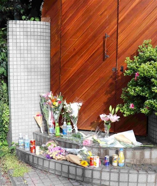 不少粉丝昨日到《双层公寓》东京篇的拍摄大宅外送上鲜花悼念木村花。