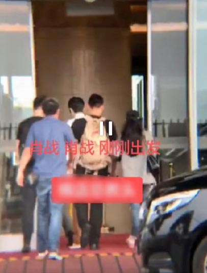 据爆料，《青春环游记2》在三亚录制，肖战被拍到现身机场的照片，掀起不少讨论。