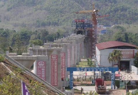 寮国经济因中国“一带一路”项目而受益，中国近年不断投入很多资金建设建路和隧道。位于龙坡邦北部的湄公河特大桥在2019年7月份已宣布竣工，比预期提早7个月完成。这座桥全长1458.9米，是中老铁路重要工程，有关大桥跨越湄公河。