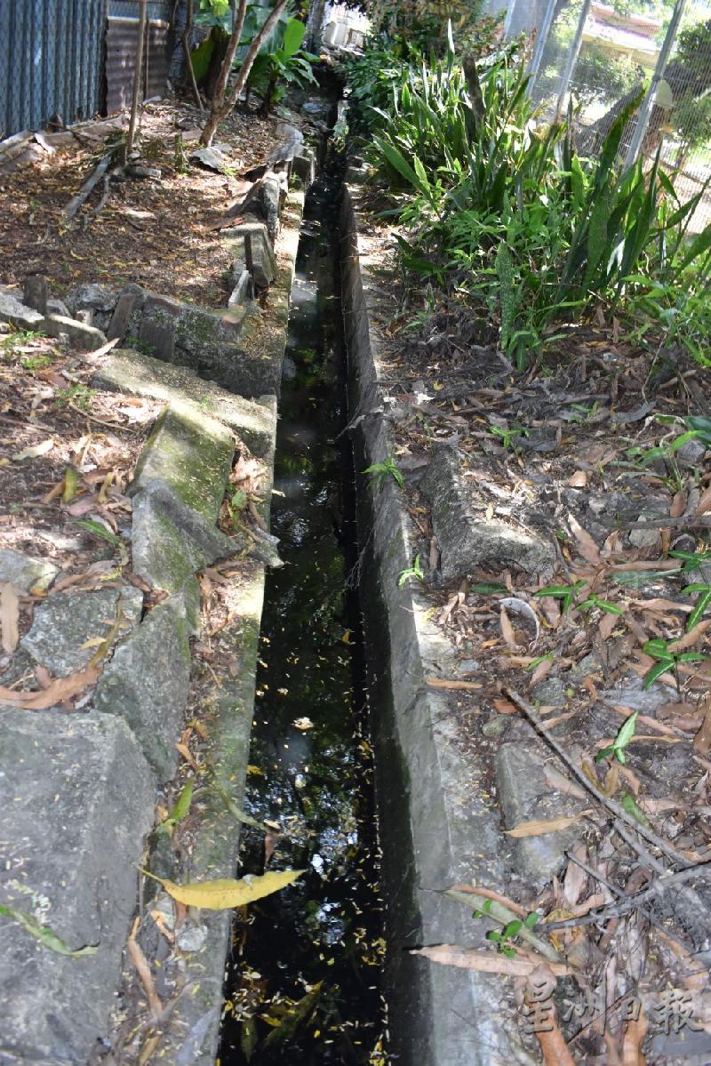 沟渠长期阻塞，沟水已呈黑色。