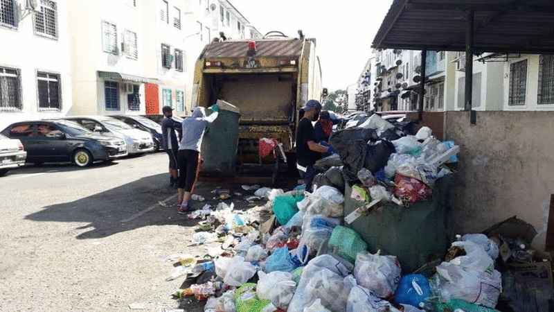 市议会收垃圾团队利用外县垃圾车，在翠康园组屋外清理垃圾。