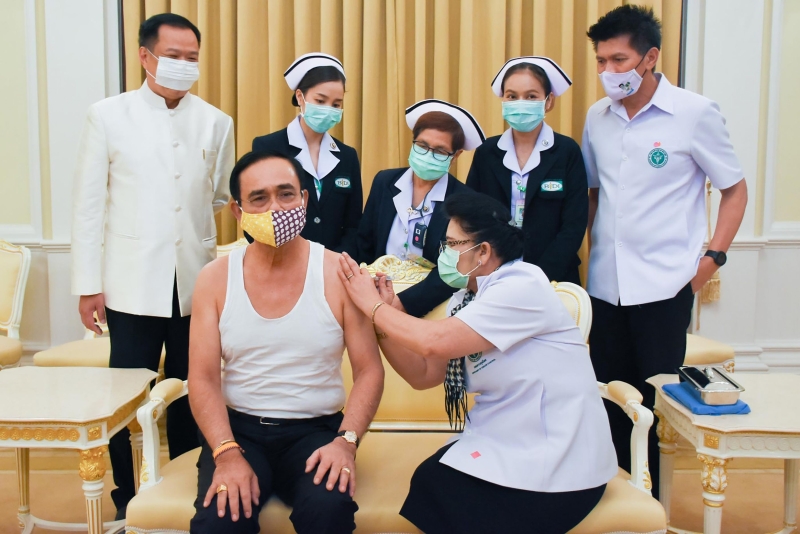 泰国政府发布的照片显示，巴育接受注射流感疫情。（图：法新社）