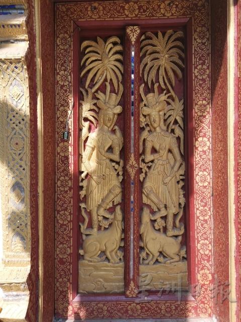寮国寺庙的门一般上是雕刻神像，然而在当地会发现留有五绺长髯的士兵，以及貌似荷兰士兵的雕像。