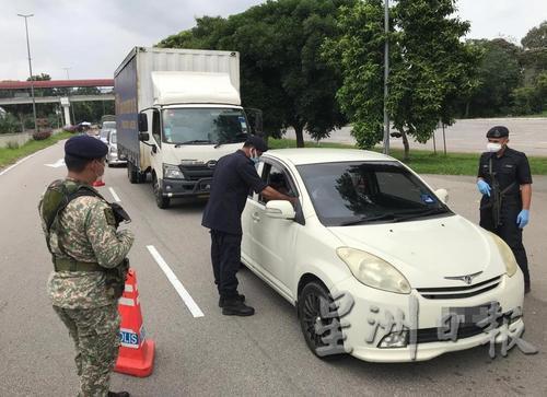 军警人员在双溪南眉设路障， 查问进入马六甲的车辆。
