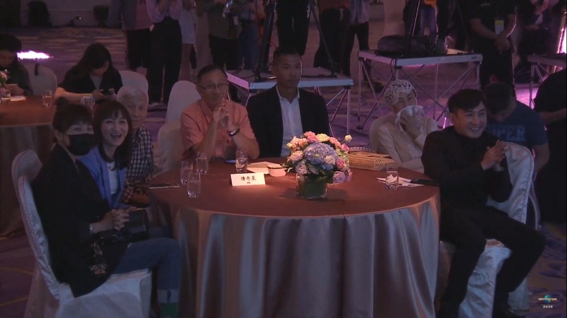 陈立农在台湾发片，家人及老板黑人陈建州（右三）在台下默默支持。