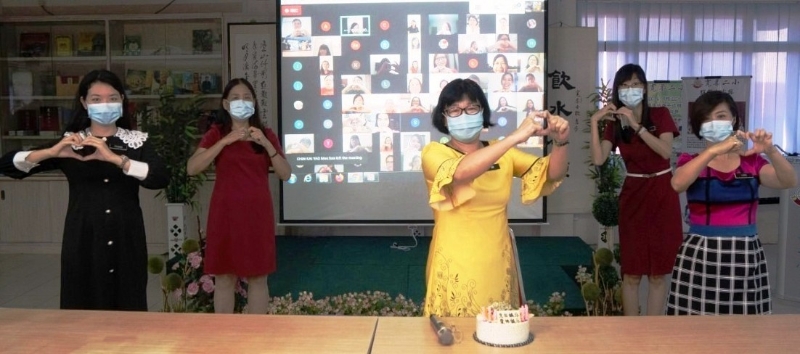 4位副校长准备了蛋糕为校长陈美薏（中）庆祝生日；左起张薰今和叶士祯，卢凤仙（右起）和郑丽蓉，教师们通过线上献祝福的画面。