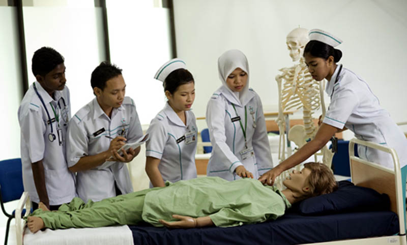 护理系学生在临床模拟学习各种突发状况。