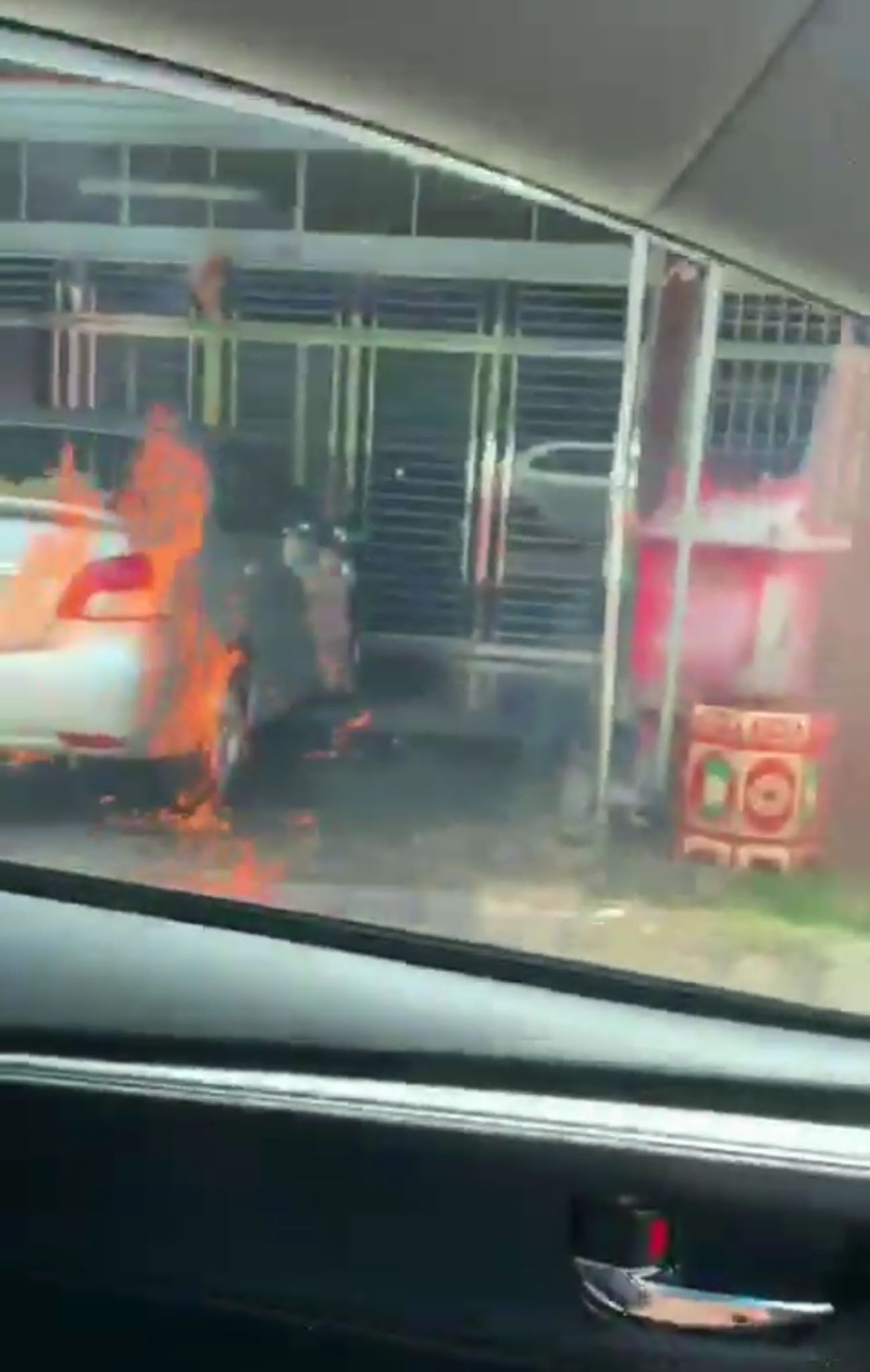 由干案者自拍的视频显示，5月22日发生在拉也依淡的抛掷汽油弹案件中，停在住家前的轿车已经著火。