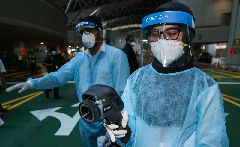 柔州医护人员依据工作地点及需求所使用的各种个人防护装备（PPE）配件供应充足。（照片取自柔佛大臣署媒体及通讯部脸书专页）