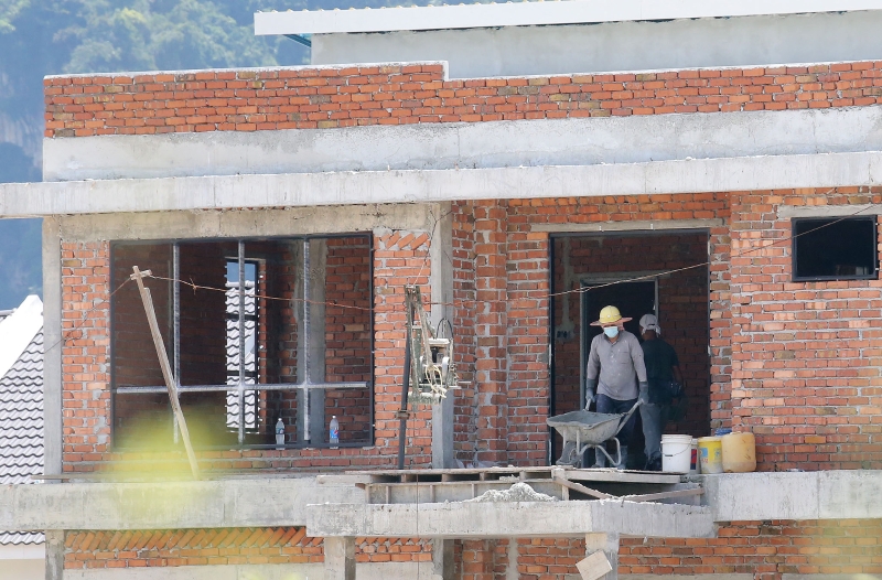 建筑业聘请很多外劳工人，这些开工者都已通过了冠病病毒检测。