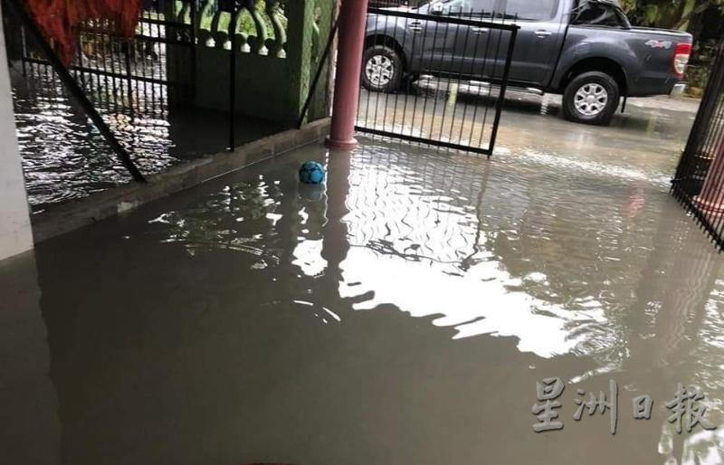 大雨只要持续1个多小时，瓦迪依曼住宅区的住户就会水淹家门。
