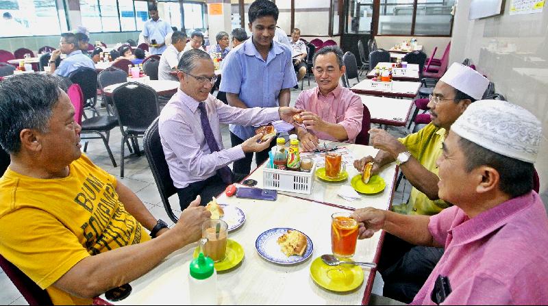 Muslims and non-Muslims in Brunei enjoy a drinking session together at a coffee shop. SIN CHEW DAILY