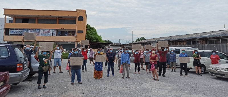 数十名在万里望巴刹外围露天早市摆卖的小贩，要求政府让他们恢复营业。