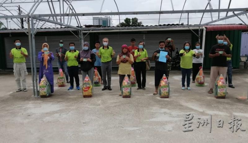 行善布施组移交礼蓝及每户50令吉捐款予10家住在丹那布爹区的马来贫户。