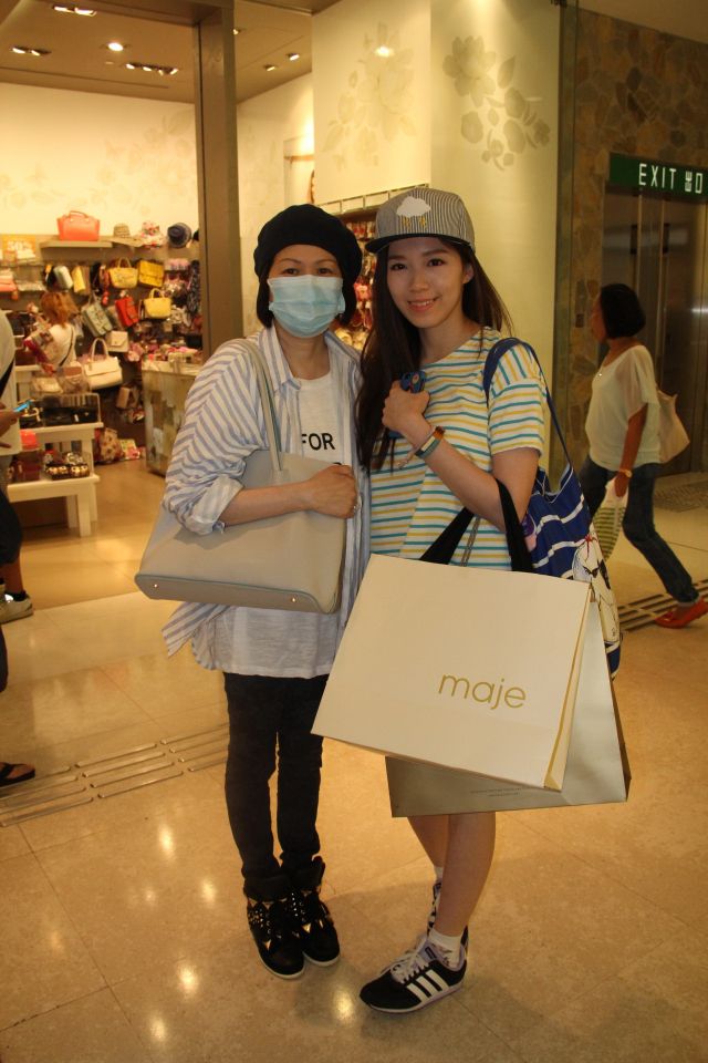 2014年7月，病愈的梁洁华被拍到与女儿黄芷晴到中环ifc mall购物。
