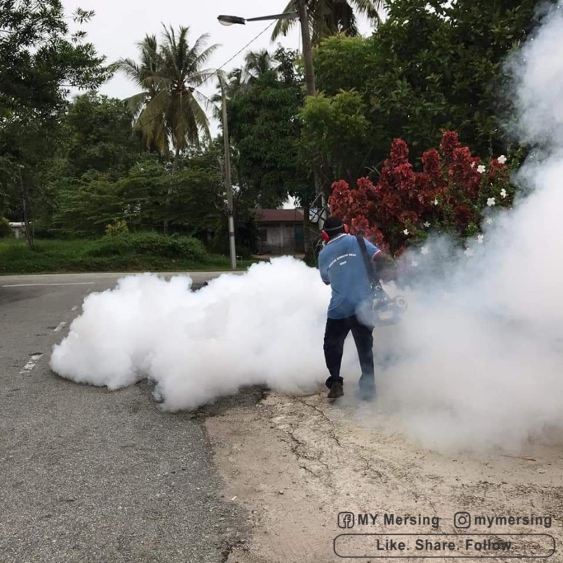 工作人员在小丰盛喷射灭蚊雾，以防骨痛热症蔓延。（照片取自丰盛港县议会脸书）