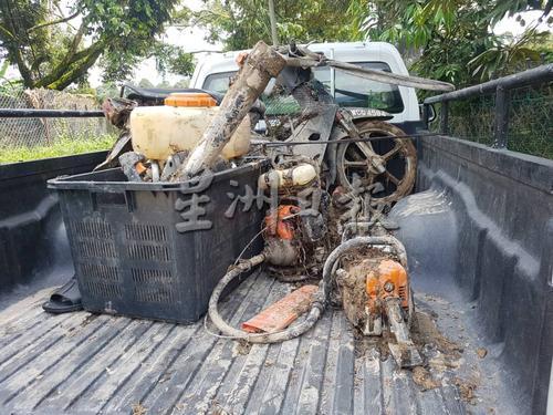 停放在榴梿园的摩哆车和水泵皮被水淹没，沾满泥泞，必须送往维修。