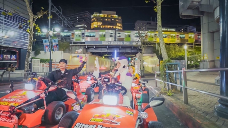 周杰伦开着小型汽车(Karting)游东京，感受万圣节气氛。