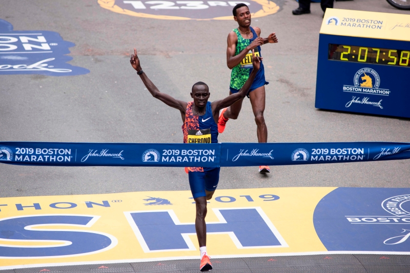 世界六大满贯马拉松之一波士顿马拉松由于受到冠病疫情的影响，导致主办当局无奈宣布历来首次取消，只办虚拟马拉松。图为2019年赛会，肯雅的切罗诺（左）压倒埃塞俄比亚的德西沙率先冲线夺冠。（法新社照片）