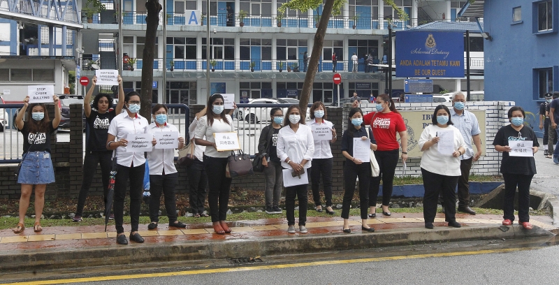 林怡威（前排右三）在张菲倩（前排右二）的陪同下前往警局报警，希望警方尽快针对其网络性骚扰案件展开调查。
