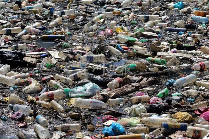 各种垃圾漂浮在河面上，一眼望去，有不少的塑料垃圾。