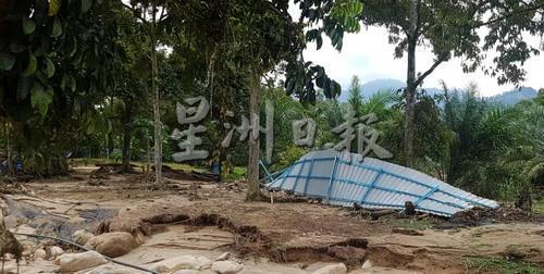 莫桂方花了一万余令吉兴建的锌片围墙被水破坏了三分之一。