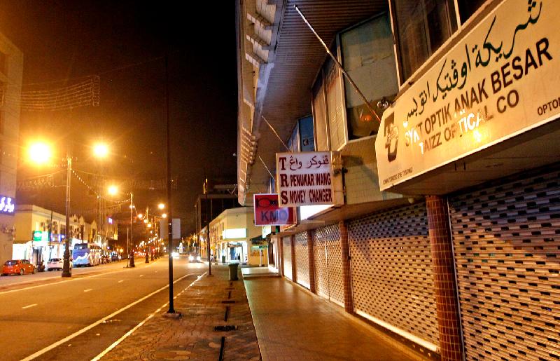 作为典型的穆斯林国家，汶莱在入夜后就几乎没有任何活动；图为晚上8时，斯市的大街上就已经不见人迹。