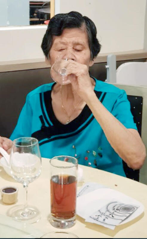 百岁人瑞薛金凤，生前喜爱喝酒。（受访者提供）