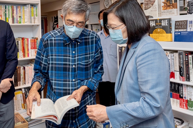 台湾总统蔡英文周五上午专程前往台北铜锣湾书店，拜访该店店长林荣基，感谢对方从过去到现在对香港人权民主的坚持。蔡在书店逗留约20分钟后离开。（图：法新社）