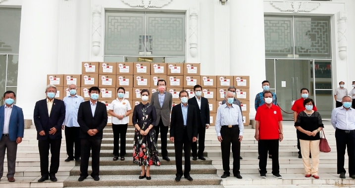 The Embassy of China donates 300,000 face masks to the Federation of Chinese Associations Malaysia and local Chinese organizations, on behalf of the Government of China. SIN CHEW DAILY