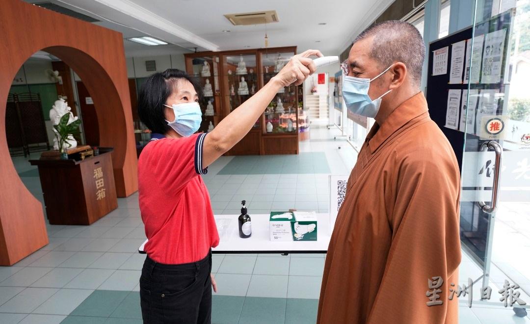 信徒或访客从正门进入后，由义工协助测量体温及使用消毒搓手液。
