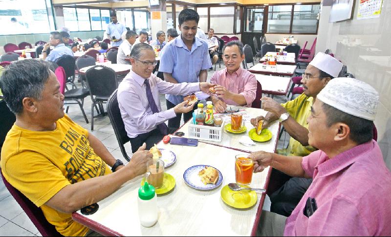 汶莱的种族相处和谐，穆斯林也能在华人开设的茶室与非穆斯林同台共饮。