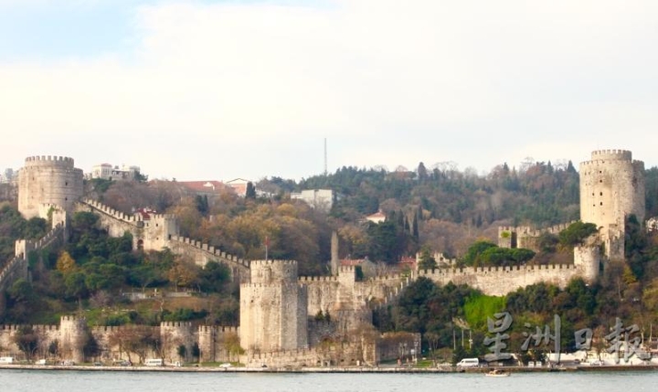 岁月漫漫，城墙坚实，守护着这世上独一无二的伊斯坦堡。