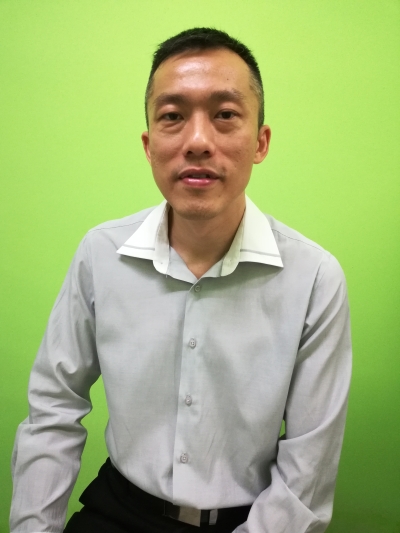 陈志成心理谘商师简介:曙光心灵成长中心创办人、总监暨心理谘商师。台湾<辅导>与<性学>双硕士;马圣家庭事工博士生。2011-2018年四度入围马来西亚十大杰出青年奖。儿童游戏治疗专业文凭;超过11年的专业辅导经验。著有《可以说的秘密》、《隐形的翅膀》及《一同找到幸福》。