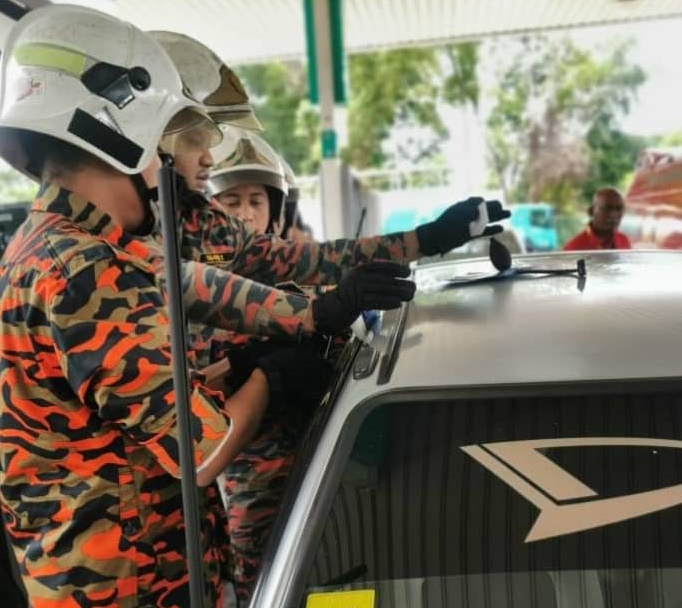 消拯人员使用器材打开车门，助4岁女童脱困。（照片来自彭消拯局脸书）